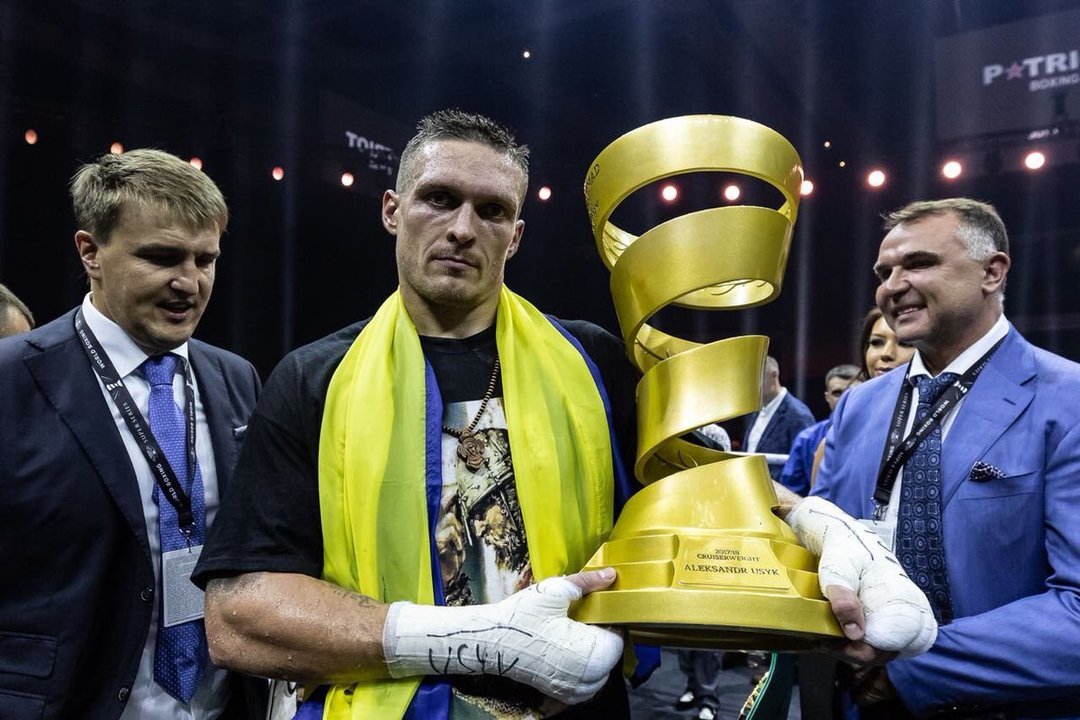 Усик стал абсолютным чемпионом мира после победы над россиянином Гассиевым