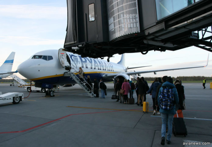 Ryanair введет ограничения на бесплатный провоз ручной клади с 1 ноября