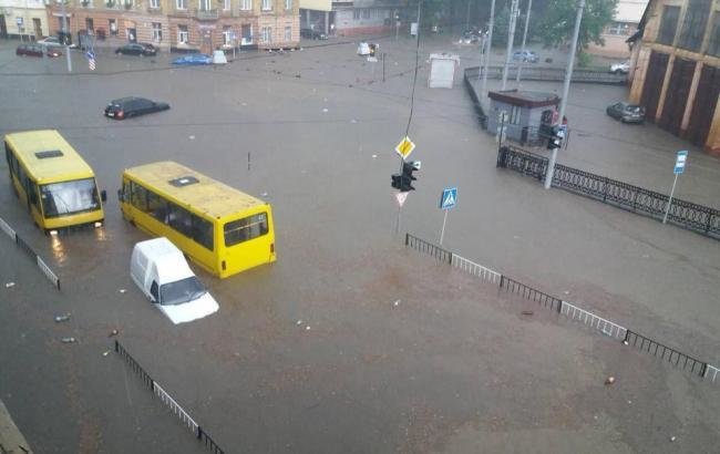 Во Львове из подтопленных машин эвакуировали 130 человек (видео)
