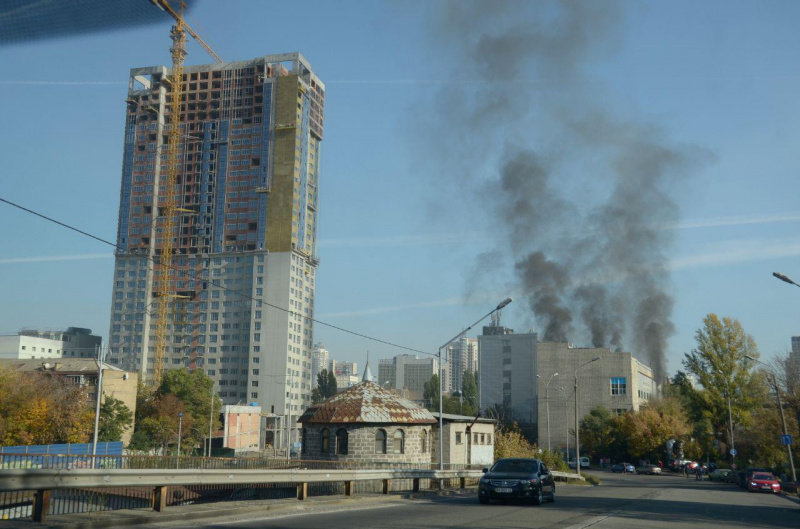 В центре Киева горит завод (видео)