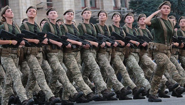 В рядах ВСУ служат 55 тыс. женщин — Порошенко
