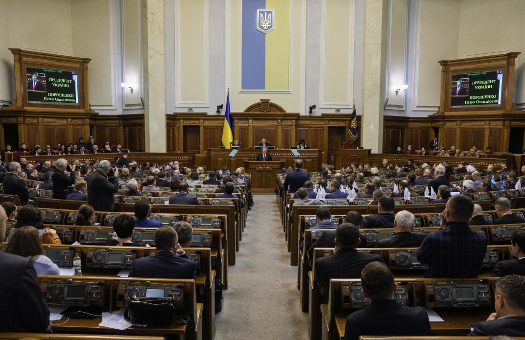 Рада успела назначить дату выборов президента до вступления военного положения