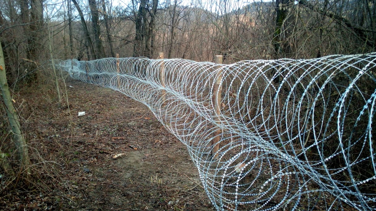На Закарпатье пограничники устанавливают колючую проволоку для борьбы с контрабандой