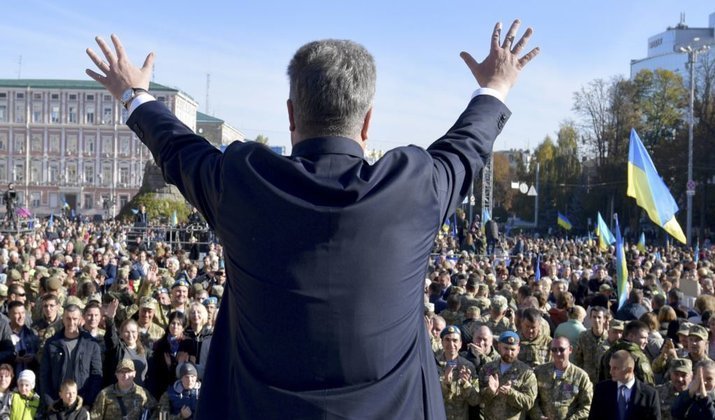 Большинство украинцев связывают военное положение с президентскими выборами — соцопрос