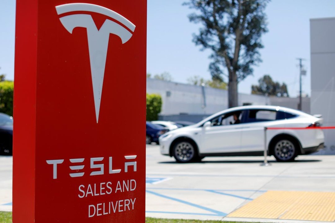 Акции Tesla упали на более 12% после сообщений Маска о сокращениях штата