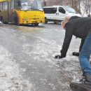 Столичных автомобилистов призывают воздержаться от поездок в понедельник из-за гололеда