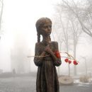 В Украине сегодня чтят память жертв голодоморов В Украине сегодня чтят память жертв голодоморов
